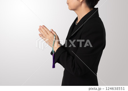 喪服　合掌　葬儀　イメージ 124638551