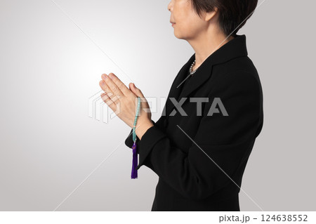 喪服　合掌　葬儀　イメージ 124638552