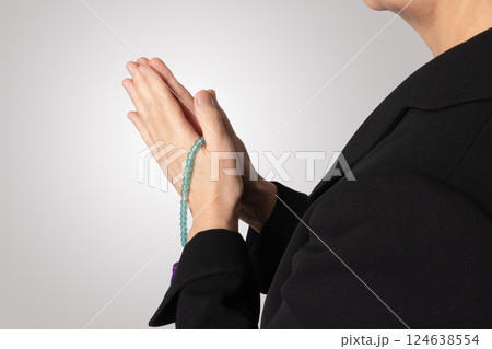 喪服　合掌　葬儀　イメージ 124638554