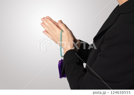 喪服　合掌　葬儀　イメージ 124638555