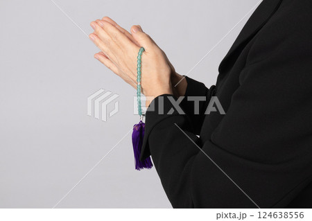 喪服 合掌 葬儀 イメージ 喪服 合掌 葬儀 イメージ 124638556