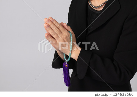 喪服　合掌　葬儀　イメージ 124638560