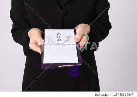 喪服　合掌　葬儀　イメージ 124638564