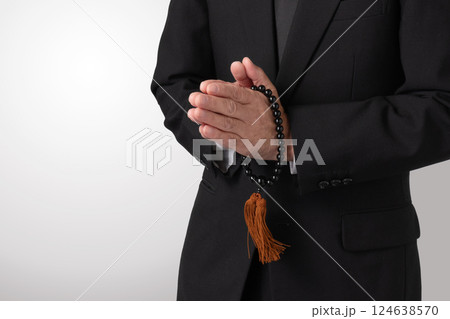 喪服　合掌　葬儀　イメージ 124638570