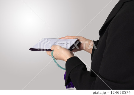 喪服　合掌　葬儀　イメージ 124638574