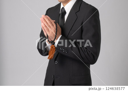 喪服　合掌　葬儀　イメージ 124638577