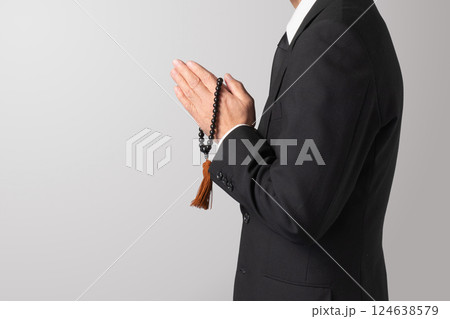 喪服　合掌　葬儀　イメージ 124638579