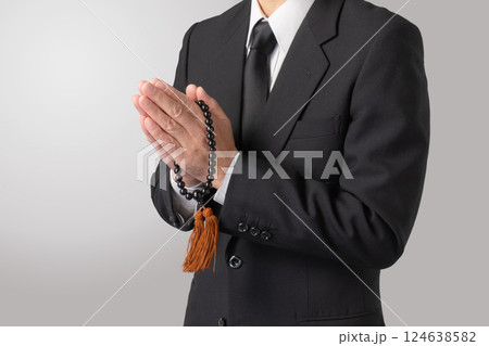 喪服　合掌　葬儀　イメージ 124638582