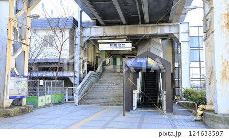 京浜急行本線の新馬場駅北口、エスカレーターが設置 124638597