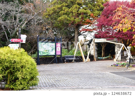 伊豆市　修善寺虹の郷の伊豆の村入口と紅葉と虹の郷案内板 124638672