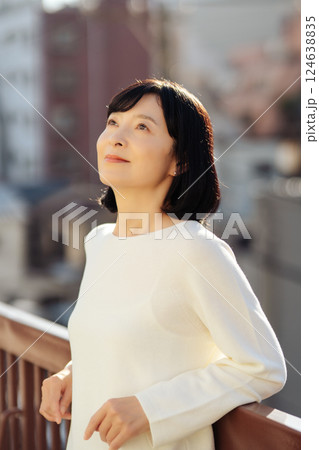 外の風にあたるミドルキャリアウーマン 外の風にあたるミドルキャリアウーマン 124638835