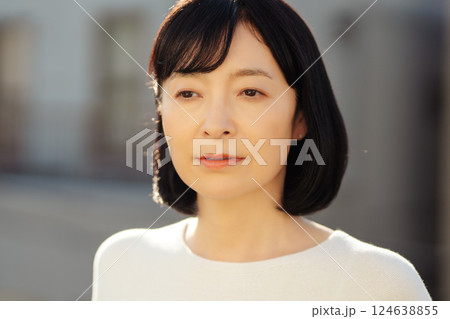 外の風にあたるミドルキャリアウーマン 124638855