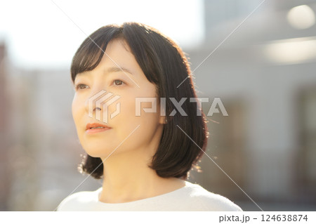 外の風にあたるミドルキャリアウーマン 124638874