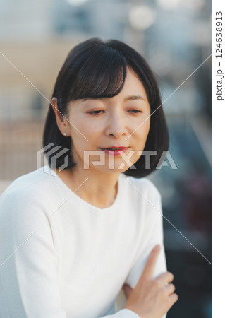 外の風にあたるミドルキャリアウーマン 124638913