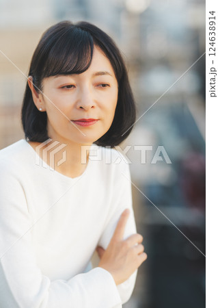 外の風にあたるミドルキャリアウーマン 124638914