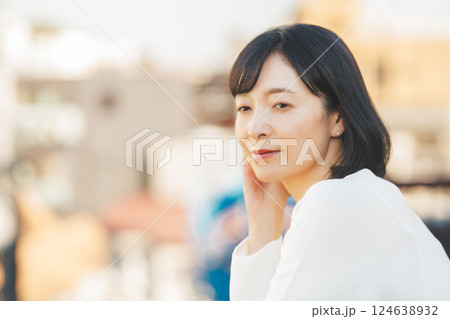 外の風にあたるミドルキャリアウーマン 外の風にあたるミドルキャリアウーマン 124638932