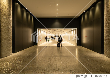 大阪駅うめきた地下口の通路 124638963