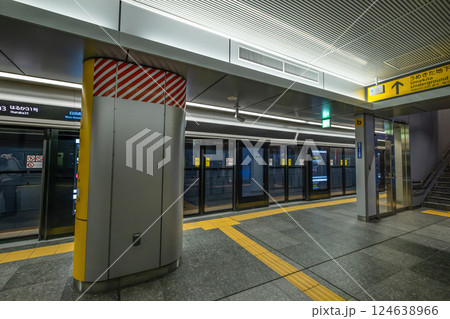 大阪駅うめきた地下口のホーム 124638966