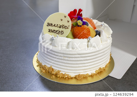 誕生日のホールケーキ 誕生日のホールケーキ 124639294