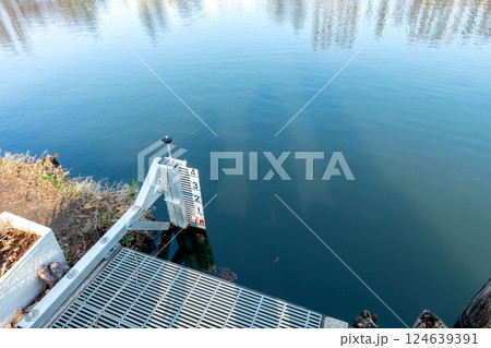 さいたま市浦和別所沼公園の水深計 124639391