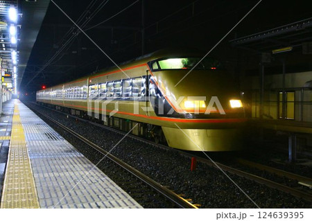 栗橋駅・連絡線に停車する… 夜行列車の特急『スペーシア』 124639395