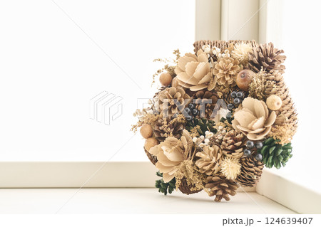窓辺に飾られたクリスマスリース　クリスマスイメージ 124639407