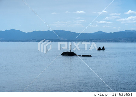 早春の沖島から見る湖上風景 早春の沖島から見る湖上風景 124639651