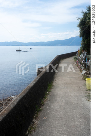 早春の沖島から見る湖上風景 早春の沖島から見る湖上風景 124639652