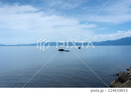 早春の沖島から見る湖上風景 124639653