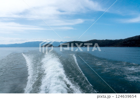 沖島遠景と沖島通船の白い航跡 沖島遠景と沖島通船の白い航跡 124639654