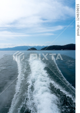 沖島遠景と沖島通船の白い航跡 124639655