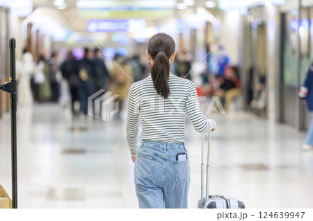 駅構内を歩く女性 後ろ姿 駅構内を歩く女性 後ろ姿 124639947