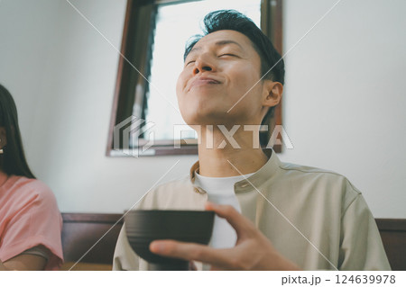 coffee shop 124639978