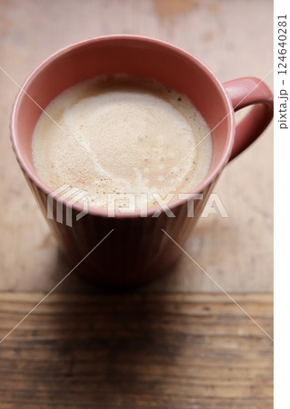 マグカップにタップリ入れたカフェラテ 124640281