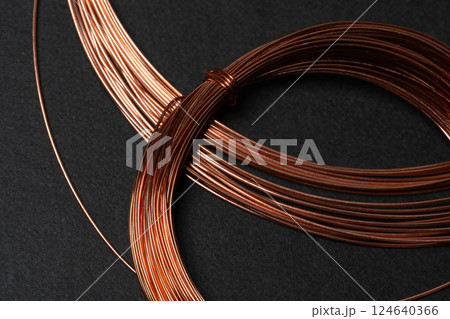 束ねた銅線 124640366