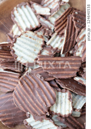 ギザギザカットのチョコレートポテトチップス 124640538
