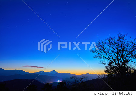 東京都八王子市の高尾山頂(大見晴園地)から西側の夜景(富士山,山並み,金星など） 124641169