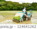 田植えをする男性 124641262
