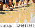 田植え体験をする子ども 124641264