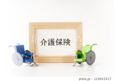 介護保険のフレームとペーパークラフトの車椅子 124641417