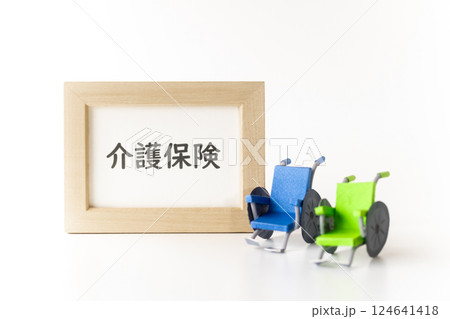 介護保険のフレームとペーパークラフトの車椅子 124641418