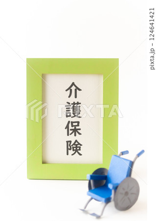 介護保険のフレームとペーパークラフトの車椅子 124641421