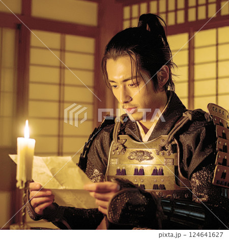 手紙を読む侍 124641627