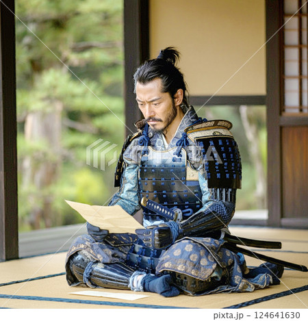 手紙を読む侍 124641630