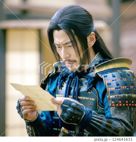 手紙を読む侍 124641631