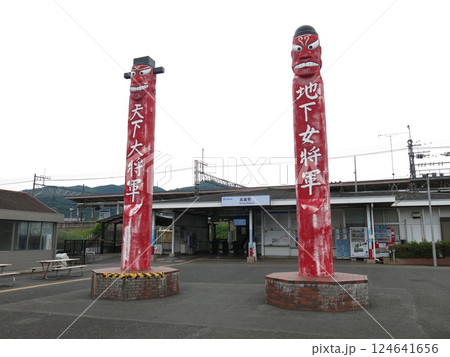 将軍標（チャンスン）が駅前広場に立つ西武池袋線の高麗駅 124641656