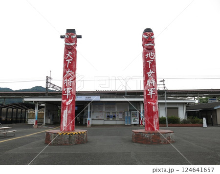 将軍標（チャンスン）が駅前広場に立つ西武池袋線の高麗駅 124641657
