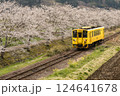 桜並木を走る電車 124641678