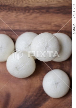 一口蒸し饅頭 白い温泉まんじゅう 一口蒸し饅頭 白い温泉まんじゅう 124641734