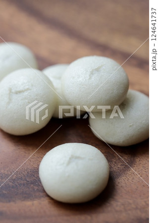 一口蒸し饅頭 白い温泉まんじゅう 一口蒸し饅頭 白い温泉まんじゅう 124641737